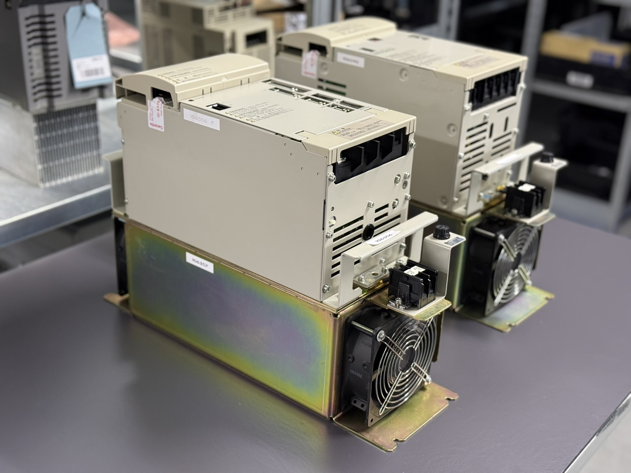 Yaskawa CIMR-M5A20110-XXXB Inverter Unit und Yaskawa CIMR-MR5N2011 Converter Unit Hauptbild