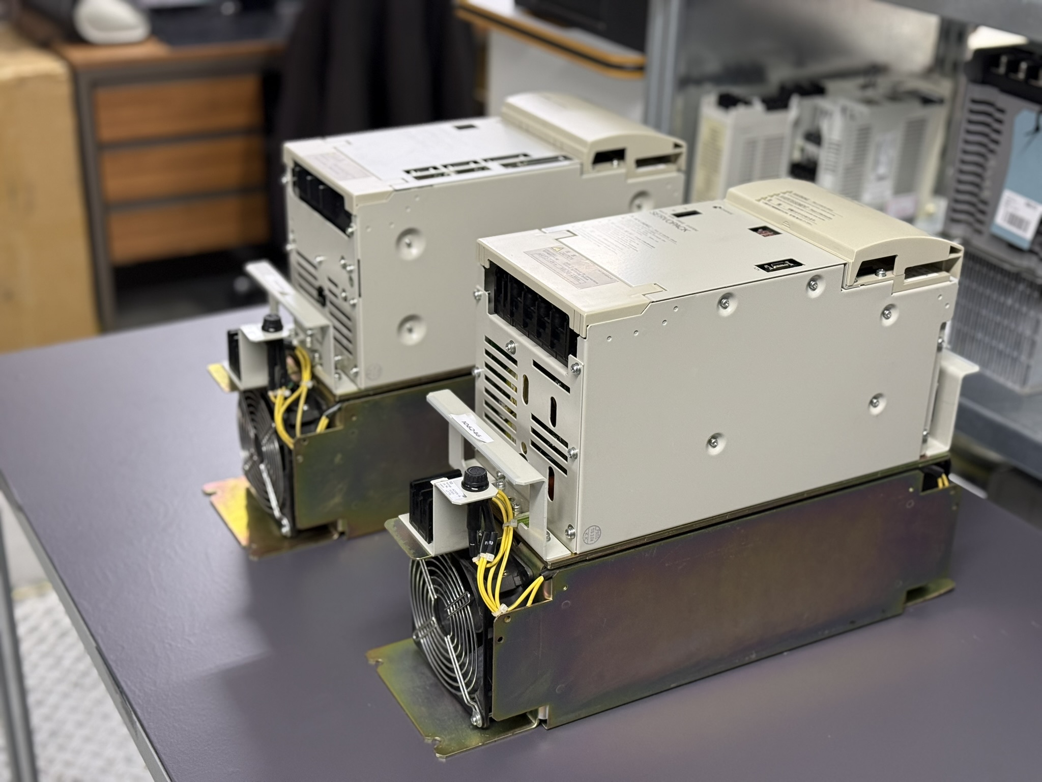 Yaskawa CIMR-M5A20110-XXXB Inverter Unit und Yaskawa CIMR-MR5N2011 Converter Unit Seite 1