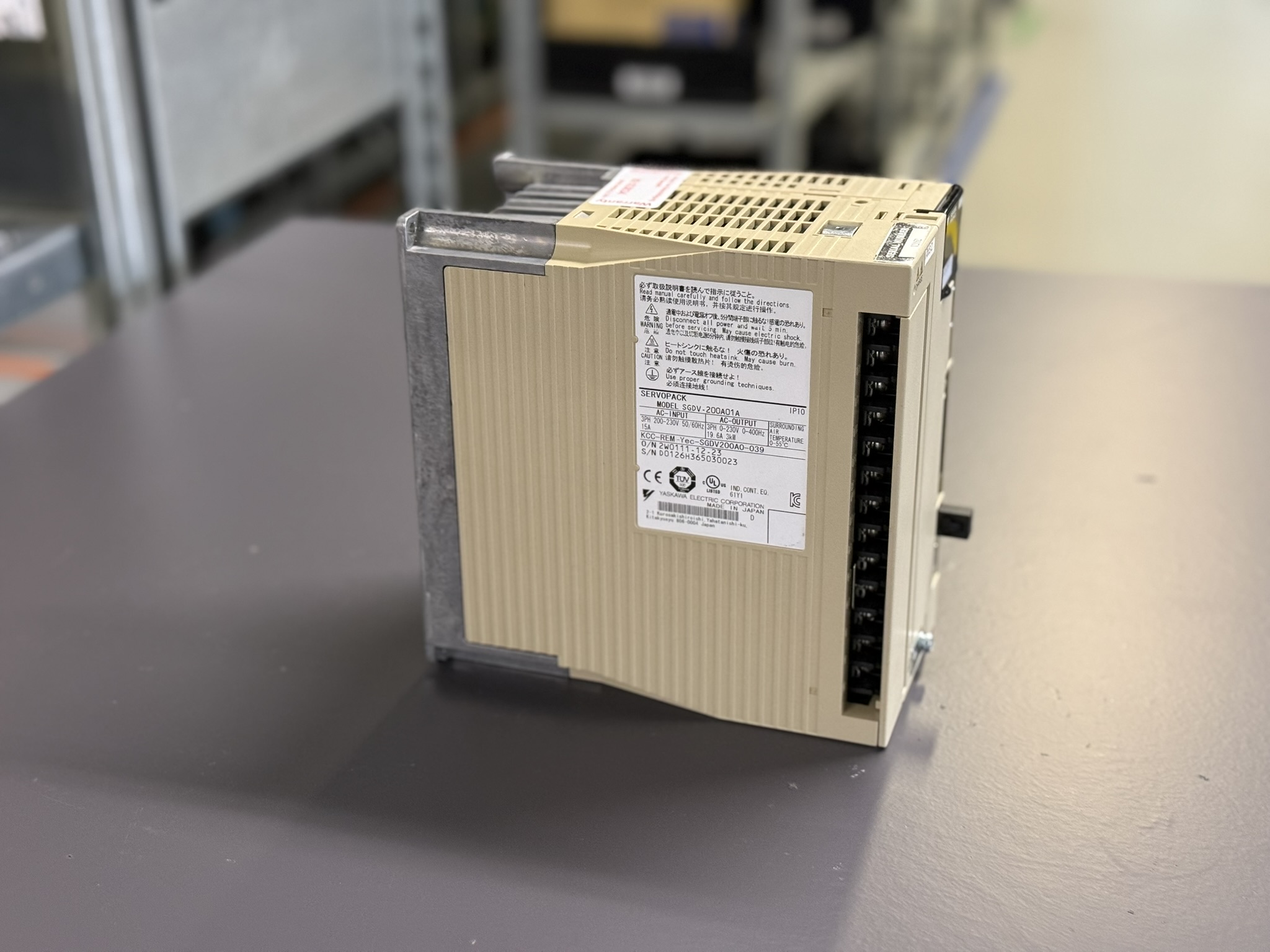 Yaskawa SGDV-200A01A Servopack Seite 1