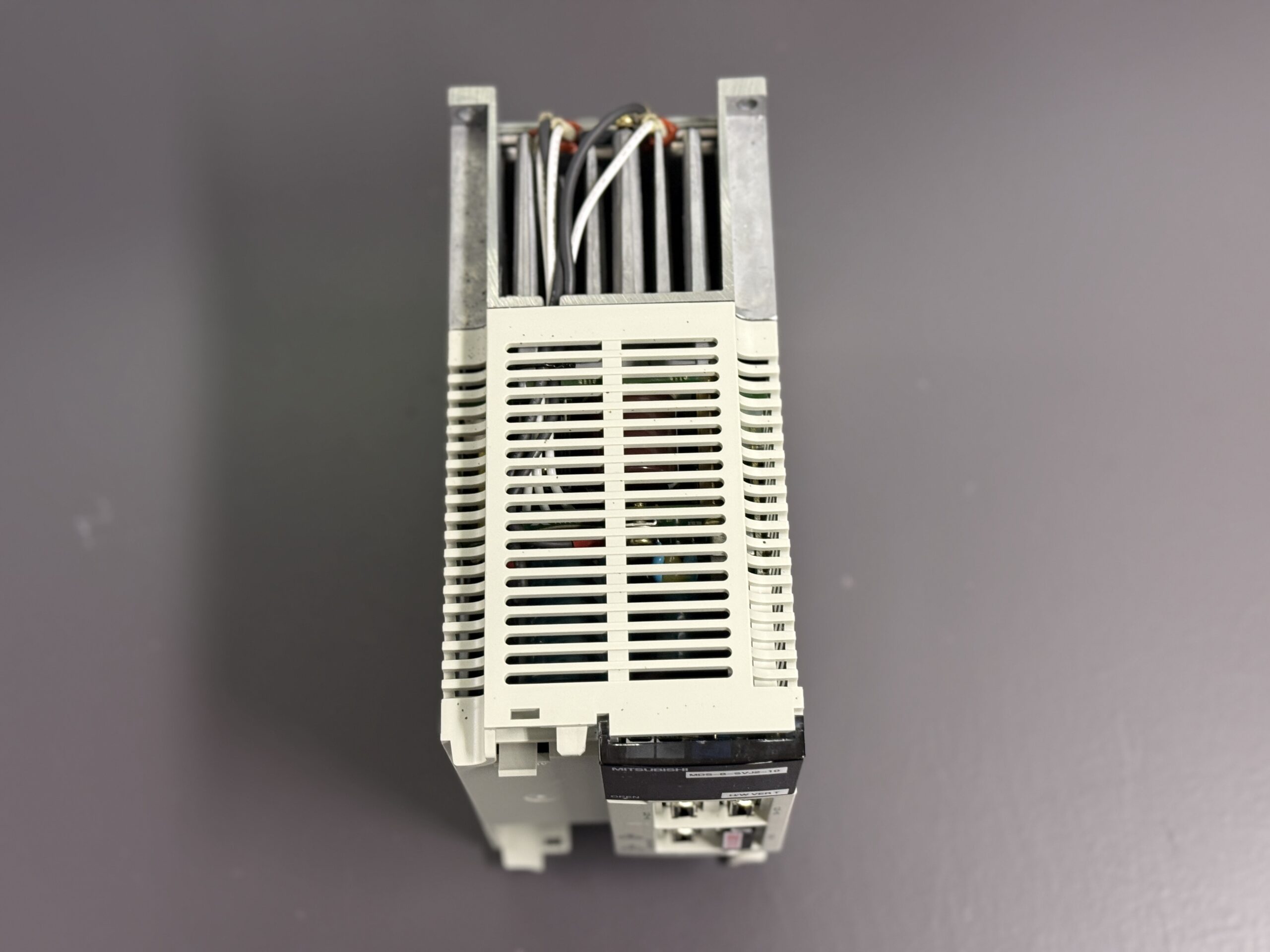 Mitsubishi MDS-B-SVJ2-10 Servo Drive Unit Snicht von oben