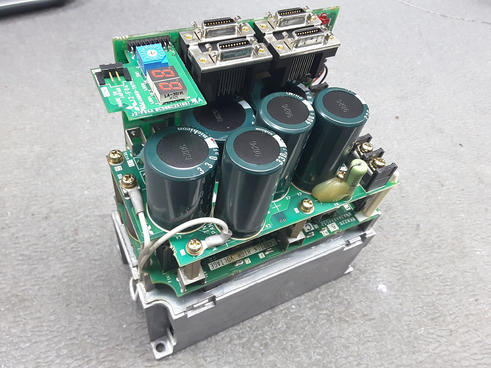 Mitsubishi MDS-B-SVJ2-10 Servo Drive Unit ohne Gehäuse 1