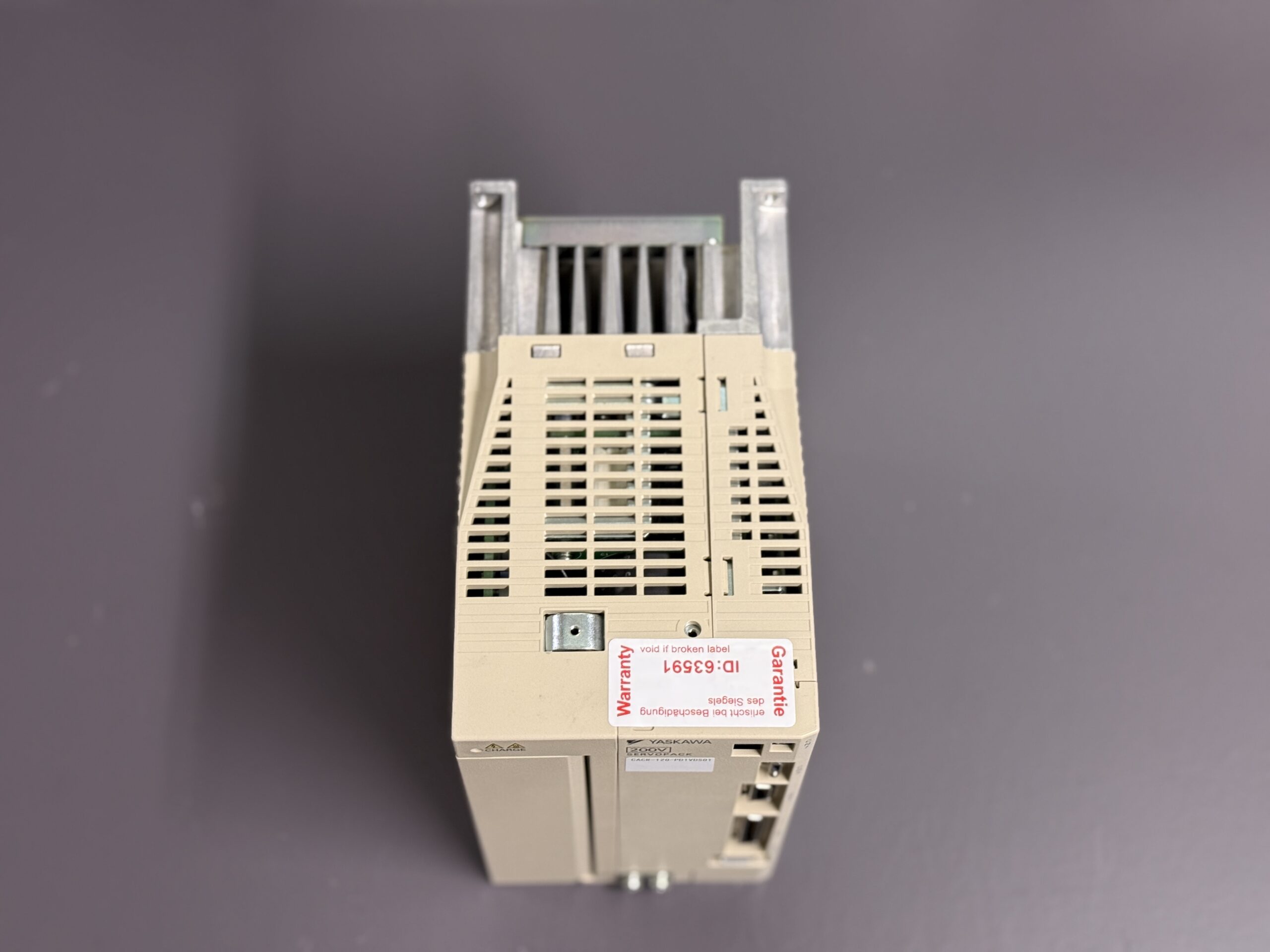 Yaskawa CACR-120-PD1VDS01 Servopack Ansicht von oben