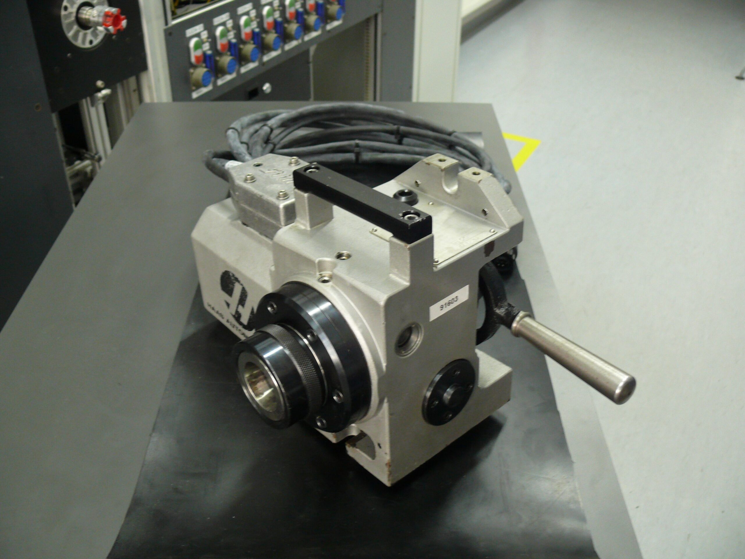 Yaskawa SGMP-04A2HA11 AC Servo Motor verbaut in Haas HA5C ansicht 1