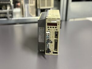 Yaskawa Servopack SGDH-08AE-SY202 Ver. 0F214-0 Frontansicht