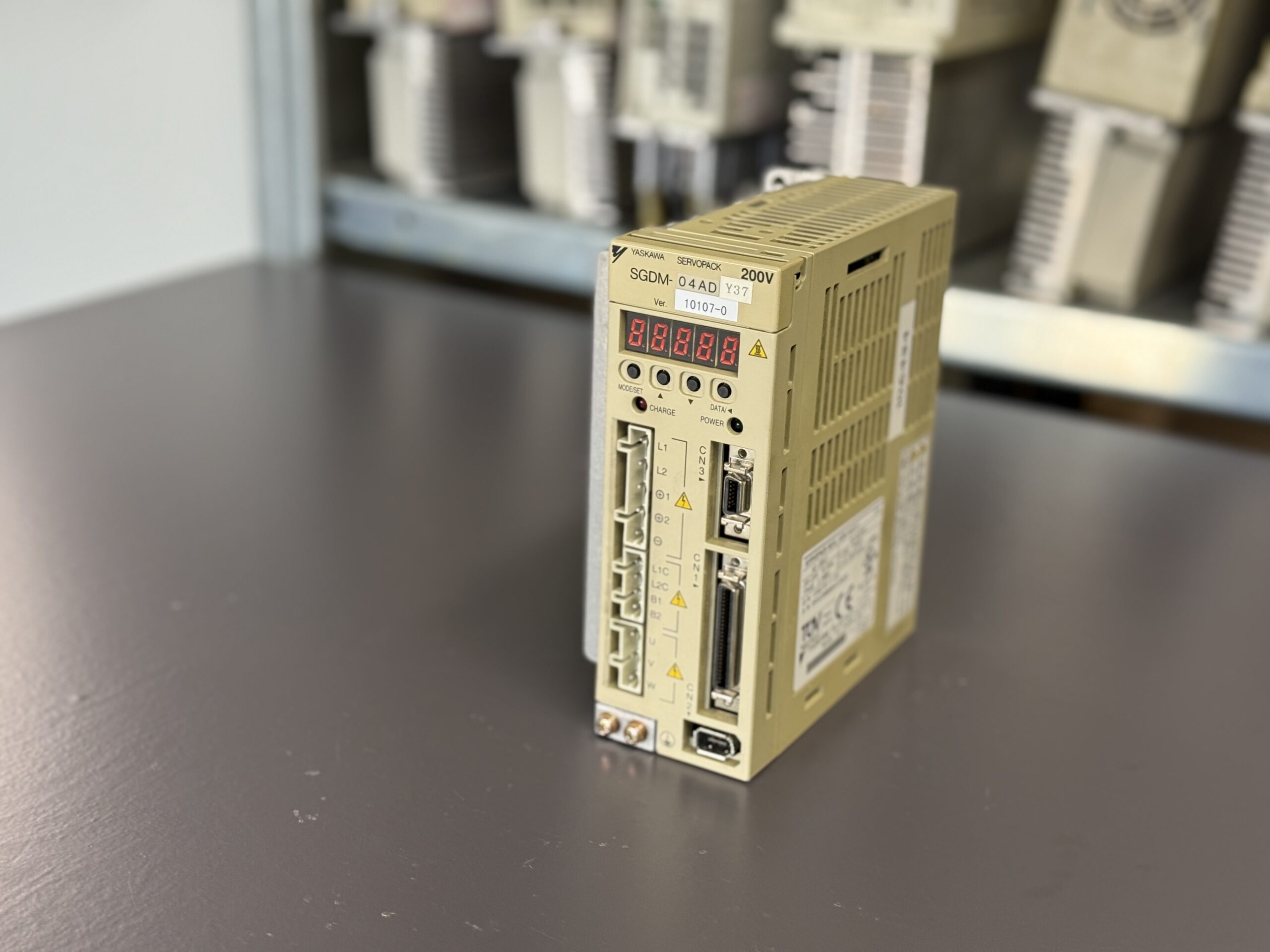 Yaskawa Servopack SGDM-04ADY37 Ver. 10107-0 Seite 2