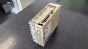 Yaskawa Servopack SGDM-04ADY37 Ver. 10107-0 vor der Reparatur