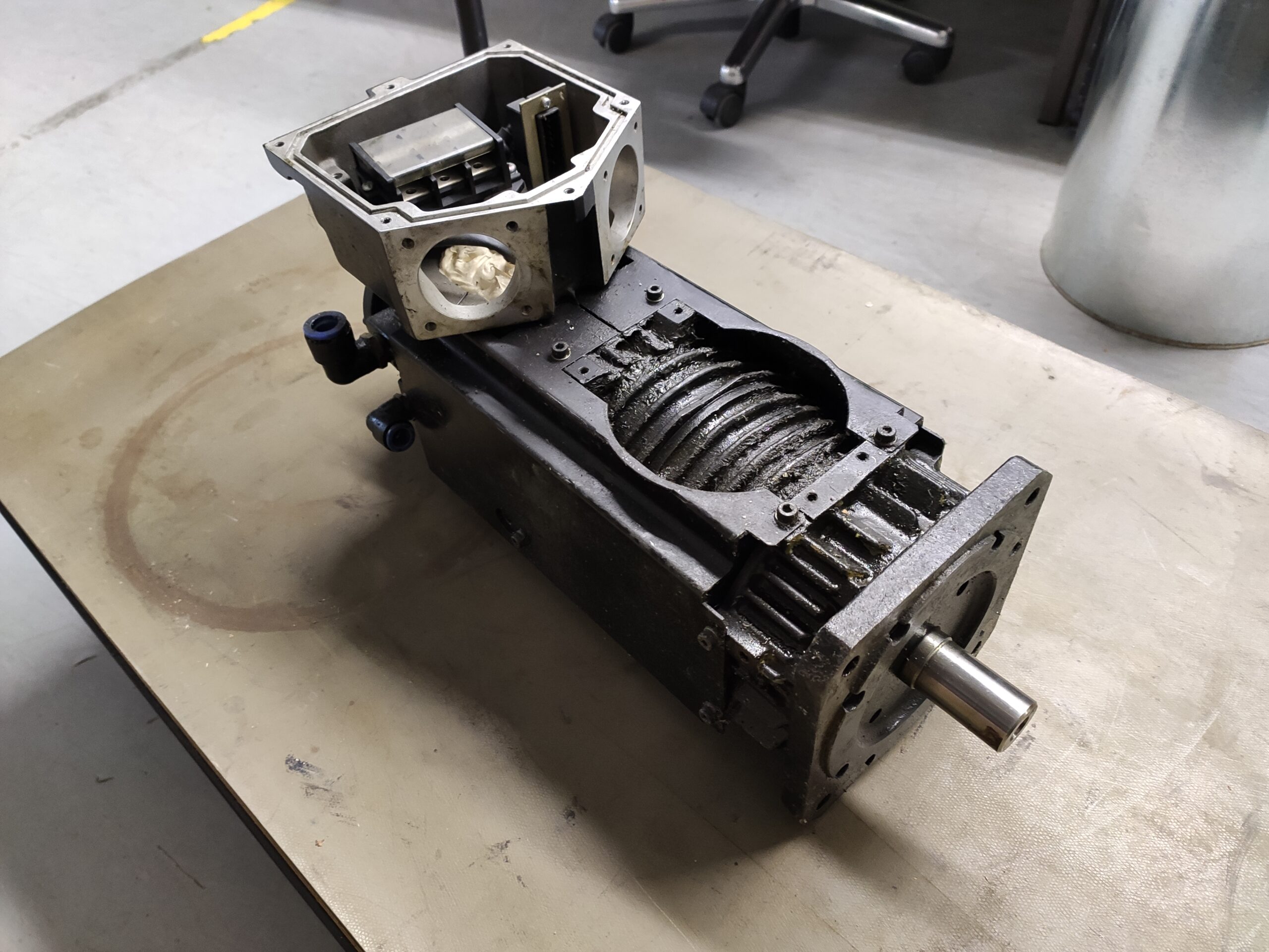 Yaskawa USAIKM-50-BK43-D AC Servo Motor vor der Reparatur