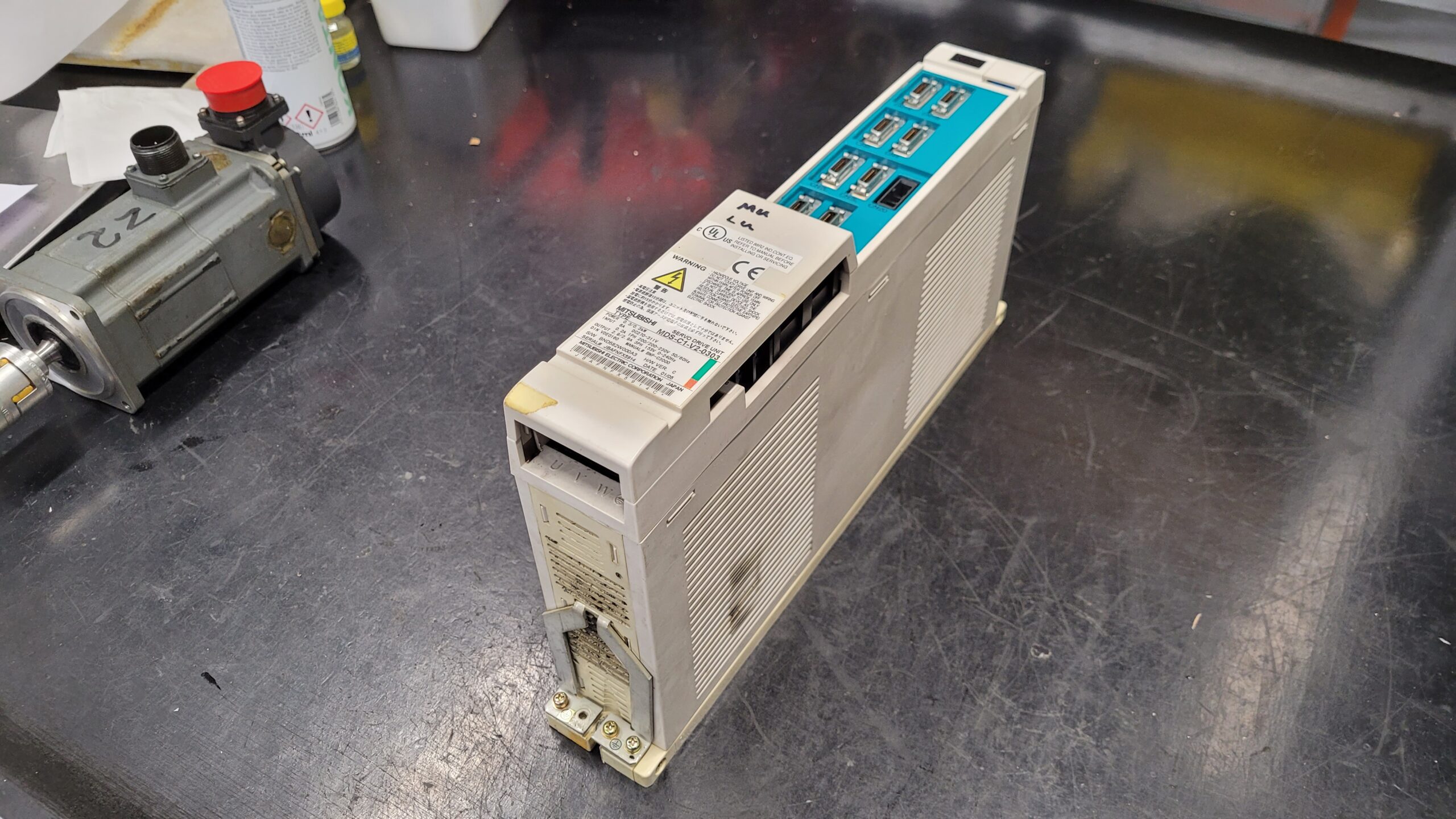 Mitsubishi MDS-C1-V2-0303 Servo Drive Unit vor der Reparatur 2