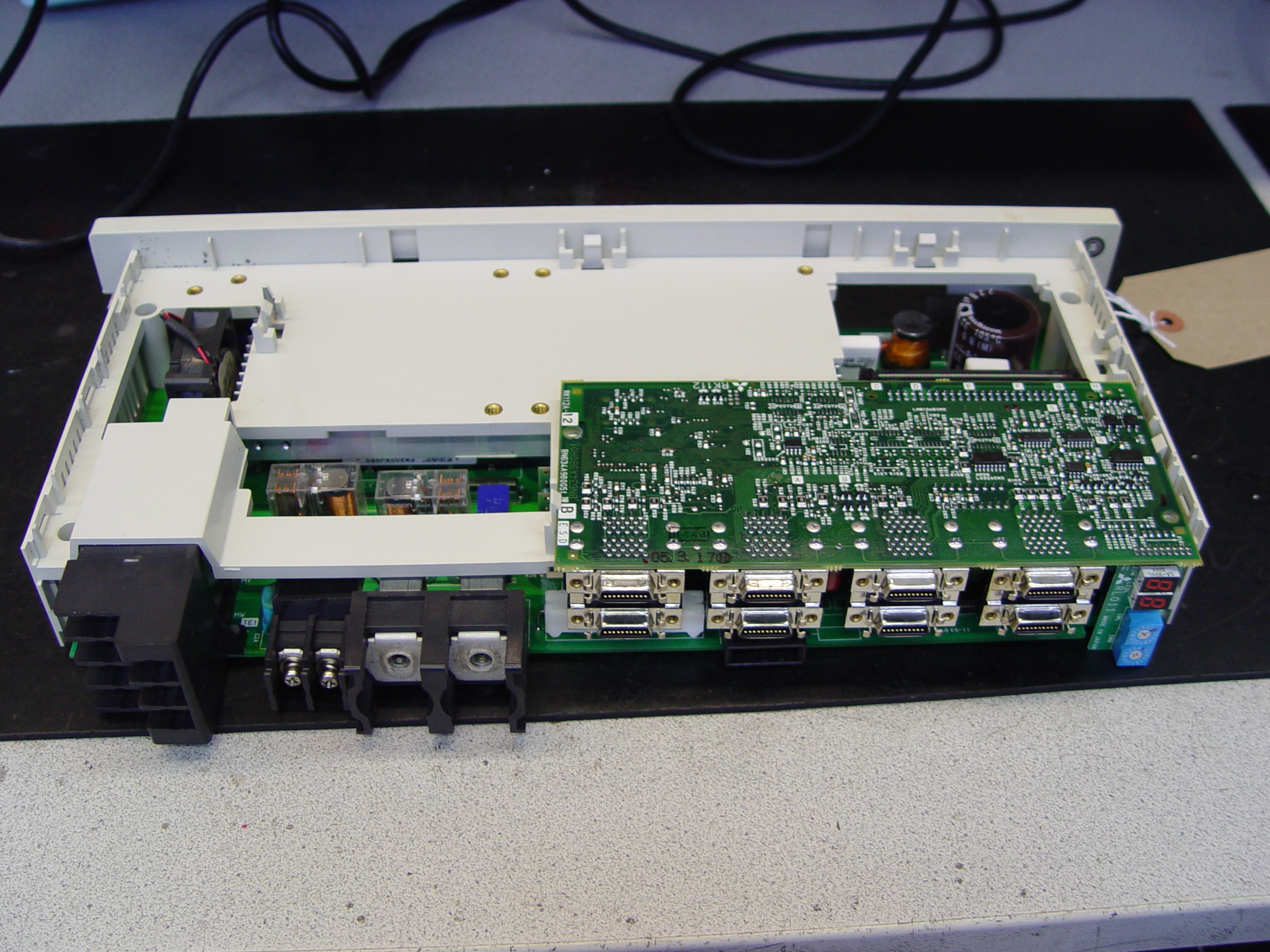 Mitsubishi MDS-C1-V2-0303 Servo Drive Unit während der Reparatur