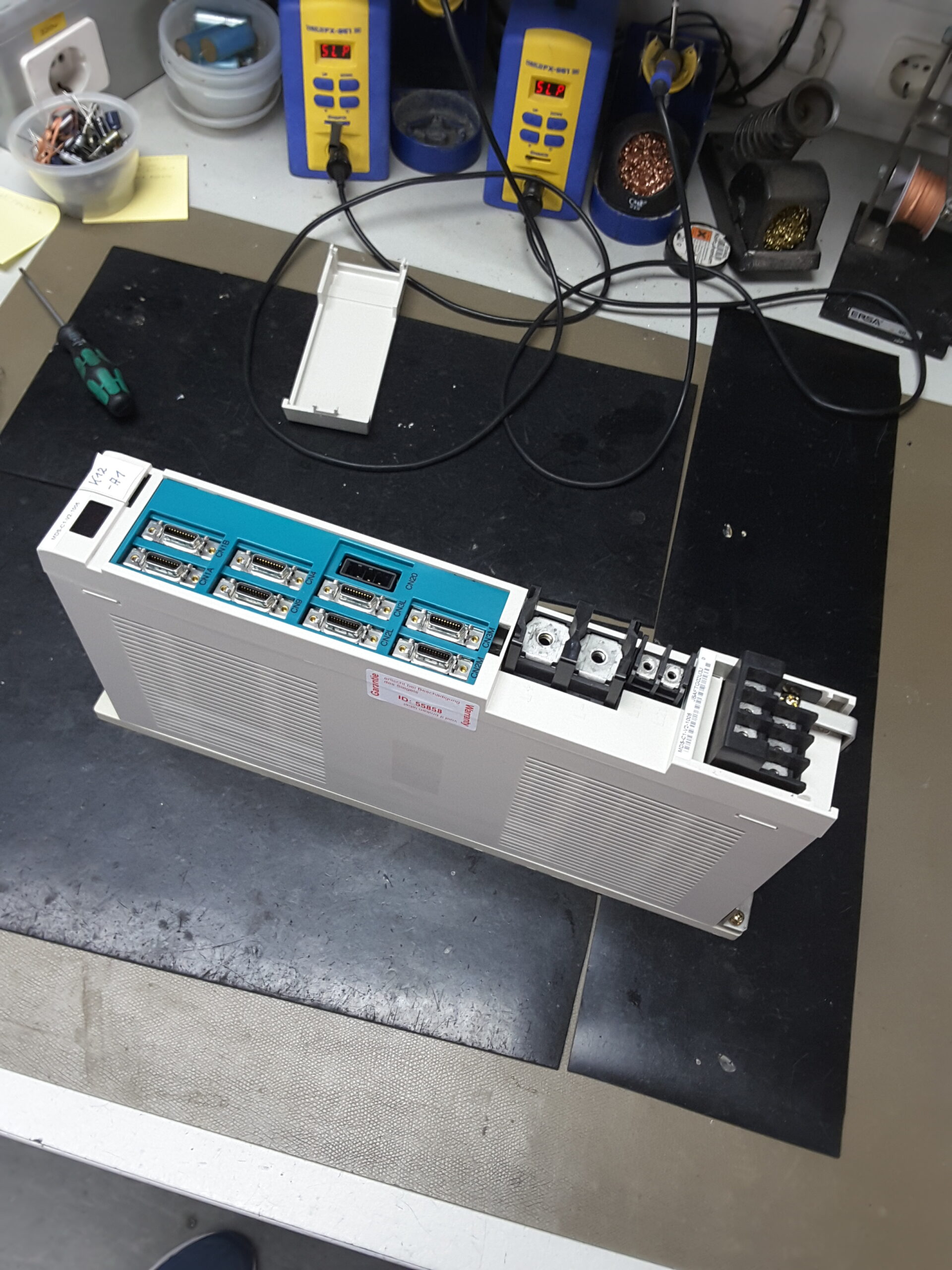 Mitsubishi MDS-C1-V2-1005 Servo Drive Unit Drive auf dem Reparaturplatz 1