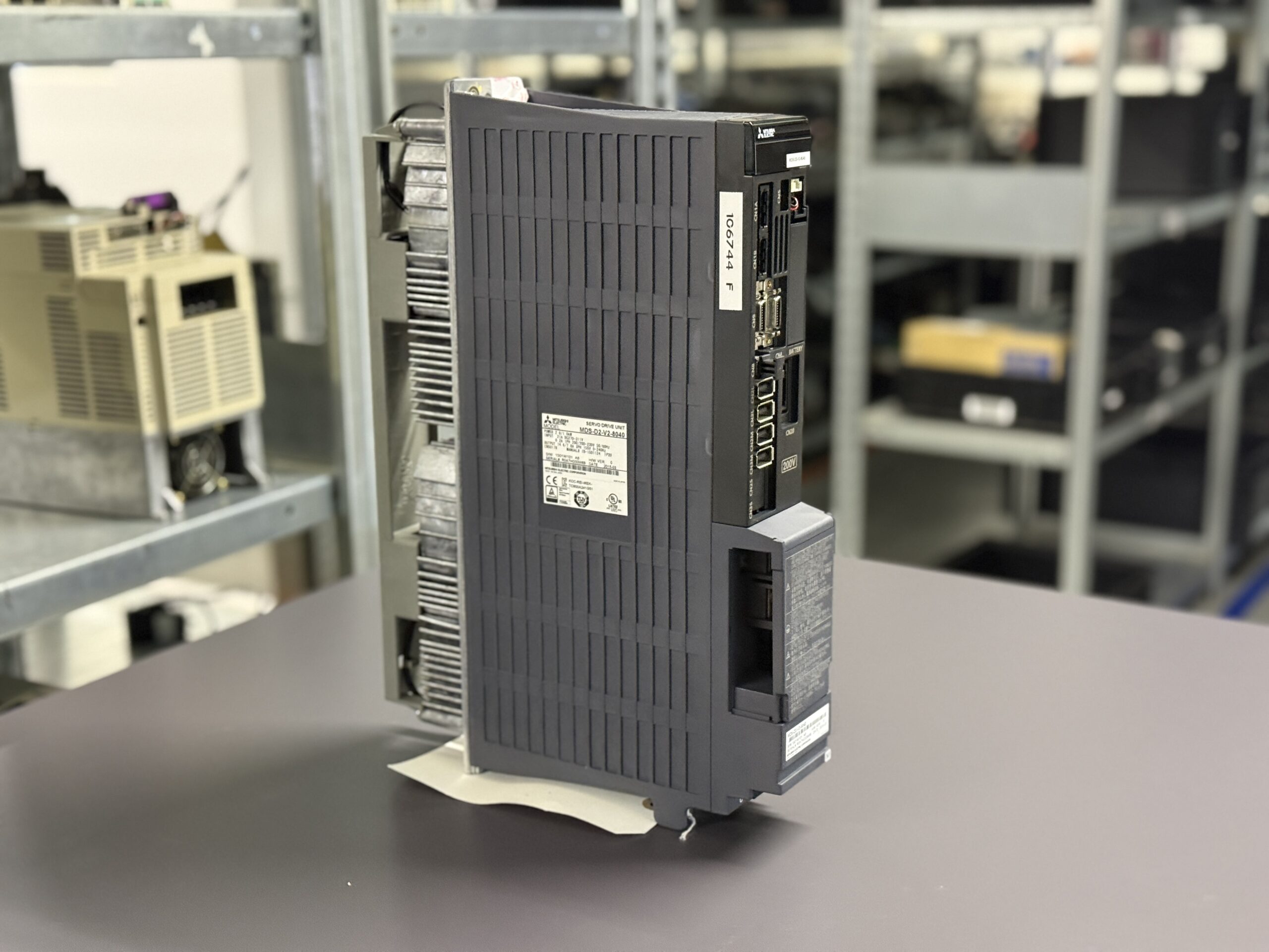 Mitsubishi MDS-D2-V2-8040 Servo Drive Unit Hauptbild