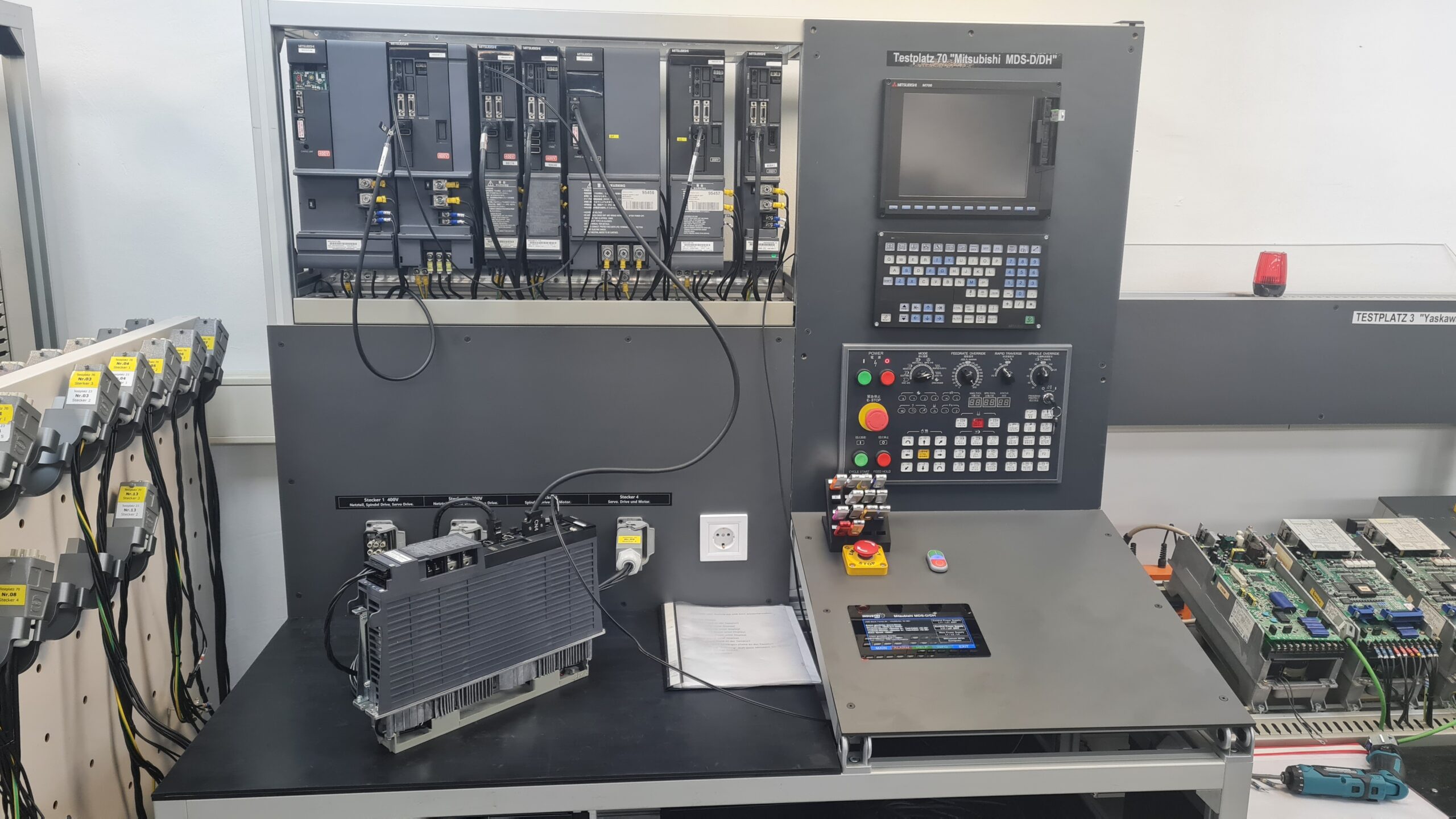 Mitsubishi MDS-D2-V2-8040 Servo Drive Unit am Testplatz