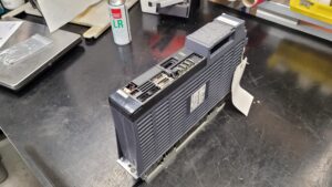 Mitsubishi MDS-D2-V2-8040 Servo Drive Unit vor der Reparatur 1