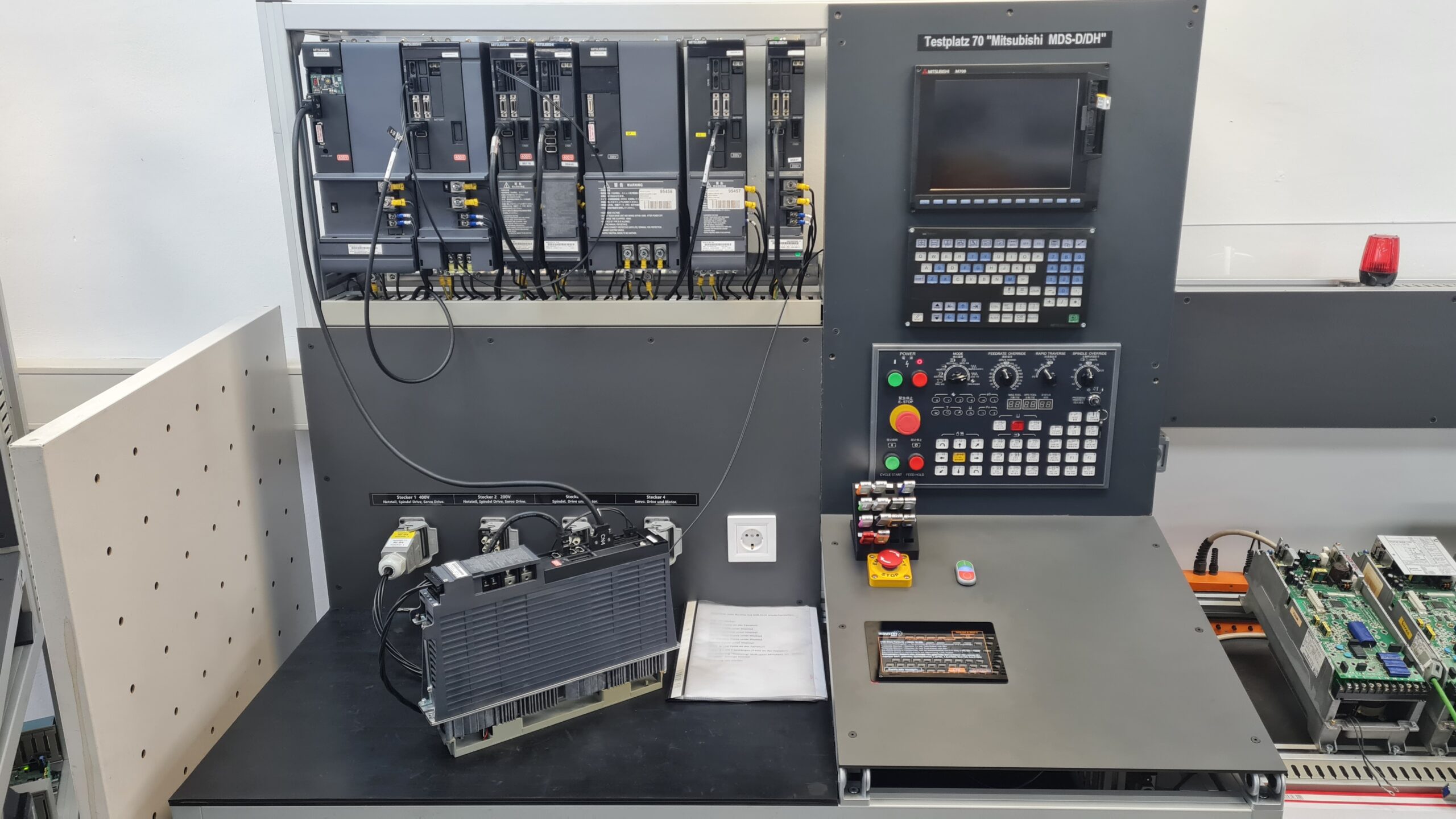 Mitsubishi MDS-DH-V2-4020 AC Sevo Drive Unit am Testplatz