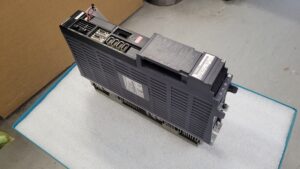 Mitsubishi MDS-DH-V2-4020 AC Sevo Drive Unit vor der Reparatur 1