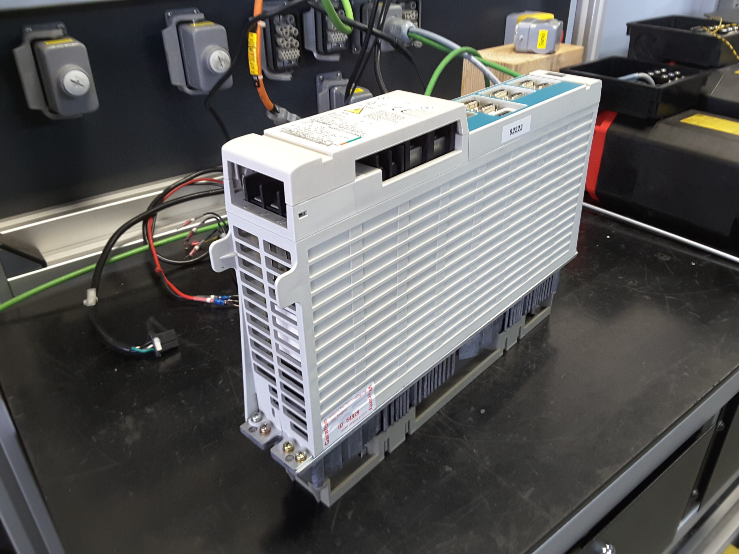 Mitsubishi Servo Drive Unit MDS-C1-V2-2020 auf dem Testplatz 2