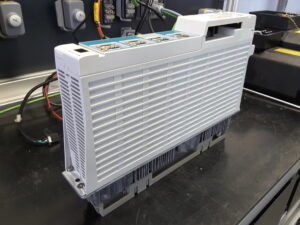 Mitsubishi Servo Drive Unit MDS-C1-V2-2020 auf dem Testplatz