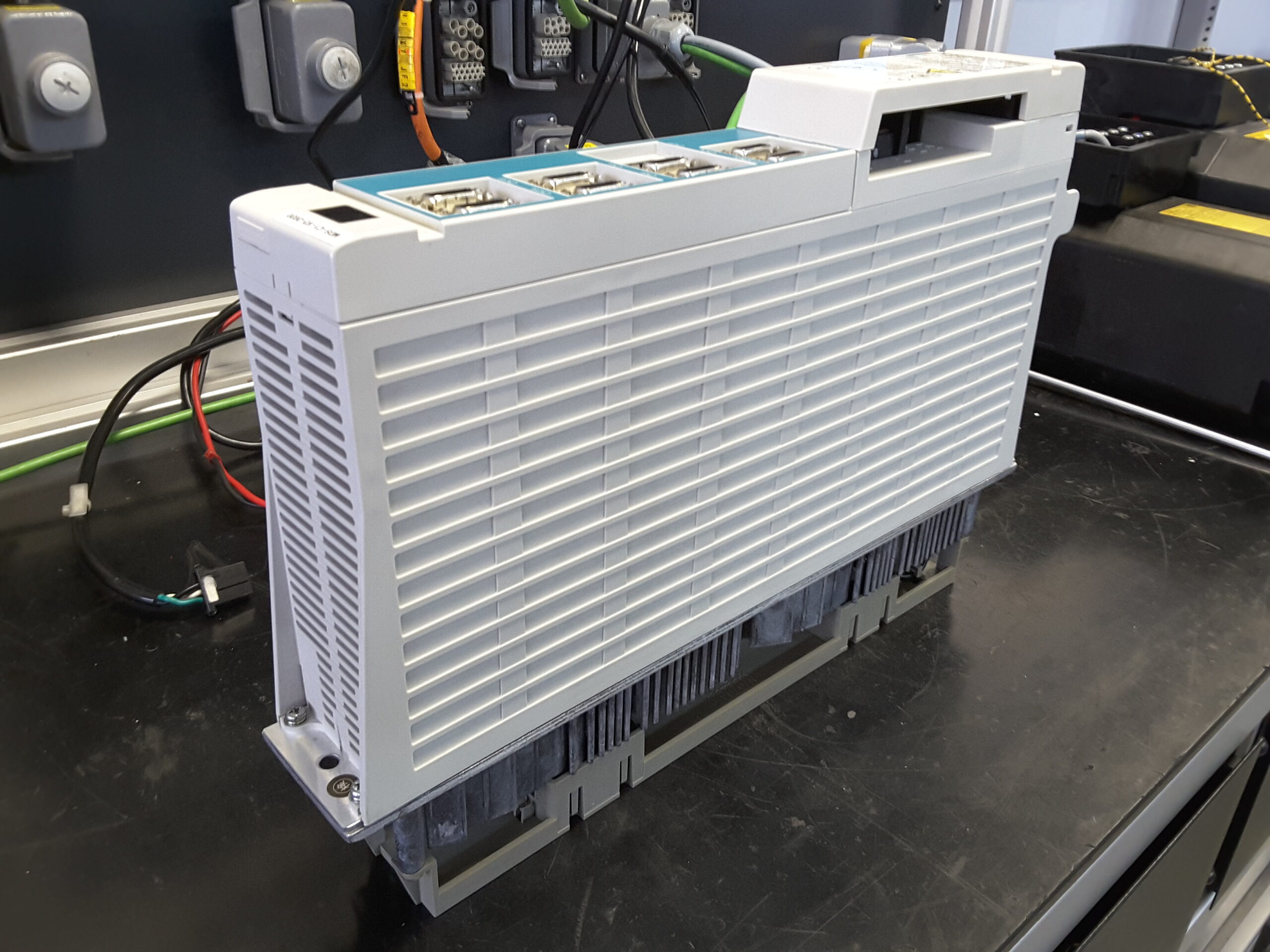 Mitsubishi Servo Drive Unit MDS-C1-V2-2020 auf dem Testplatz