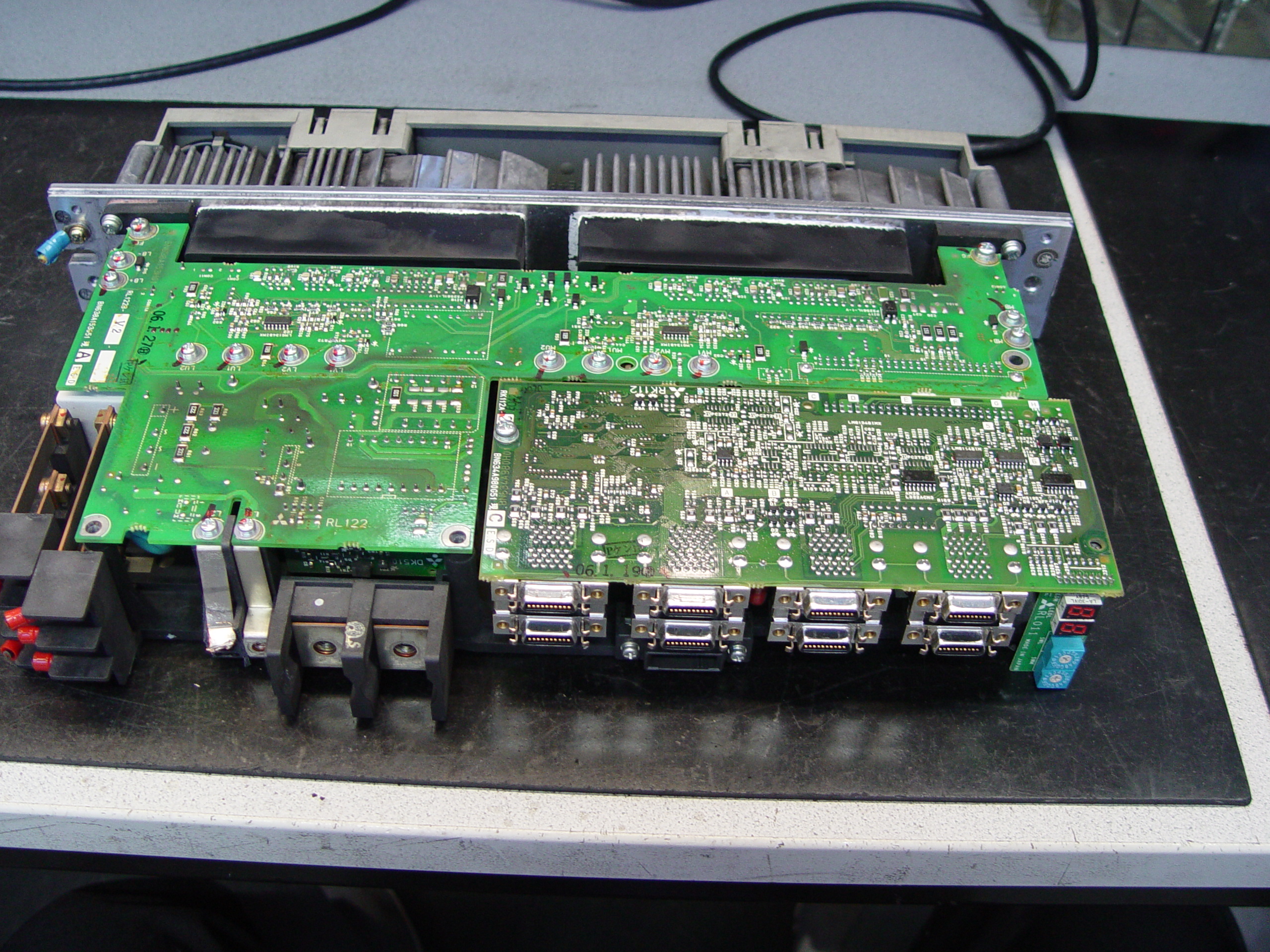 Mitsubishi Servo Drive Unit MDS-C1-V2-2020 während der reparatur