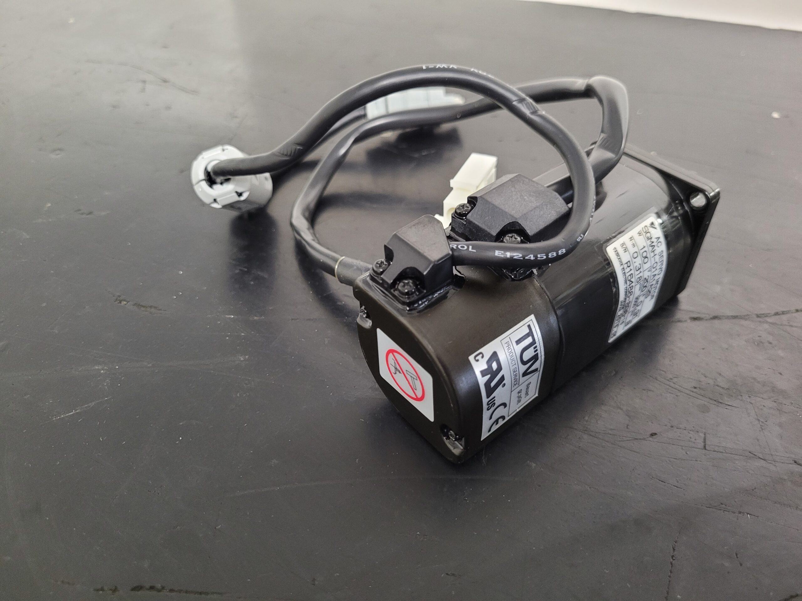 Yaskawa AC Servo Motor SGMAH-01A1A2S vor der Reparatur 2