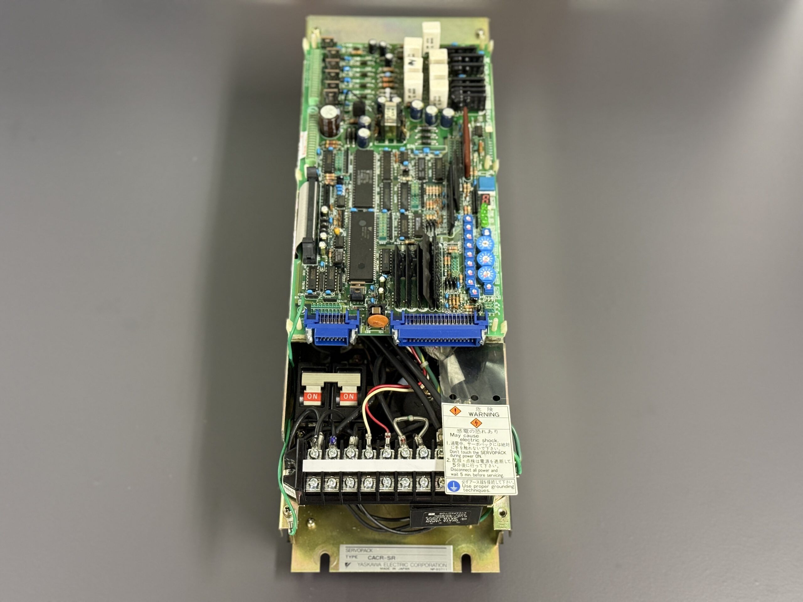 Yaskawa CACR-SR30SB1BFY100 Servopack Ansicht von oben