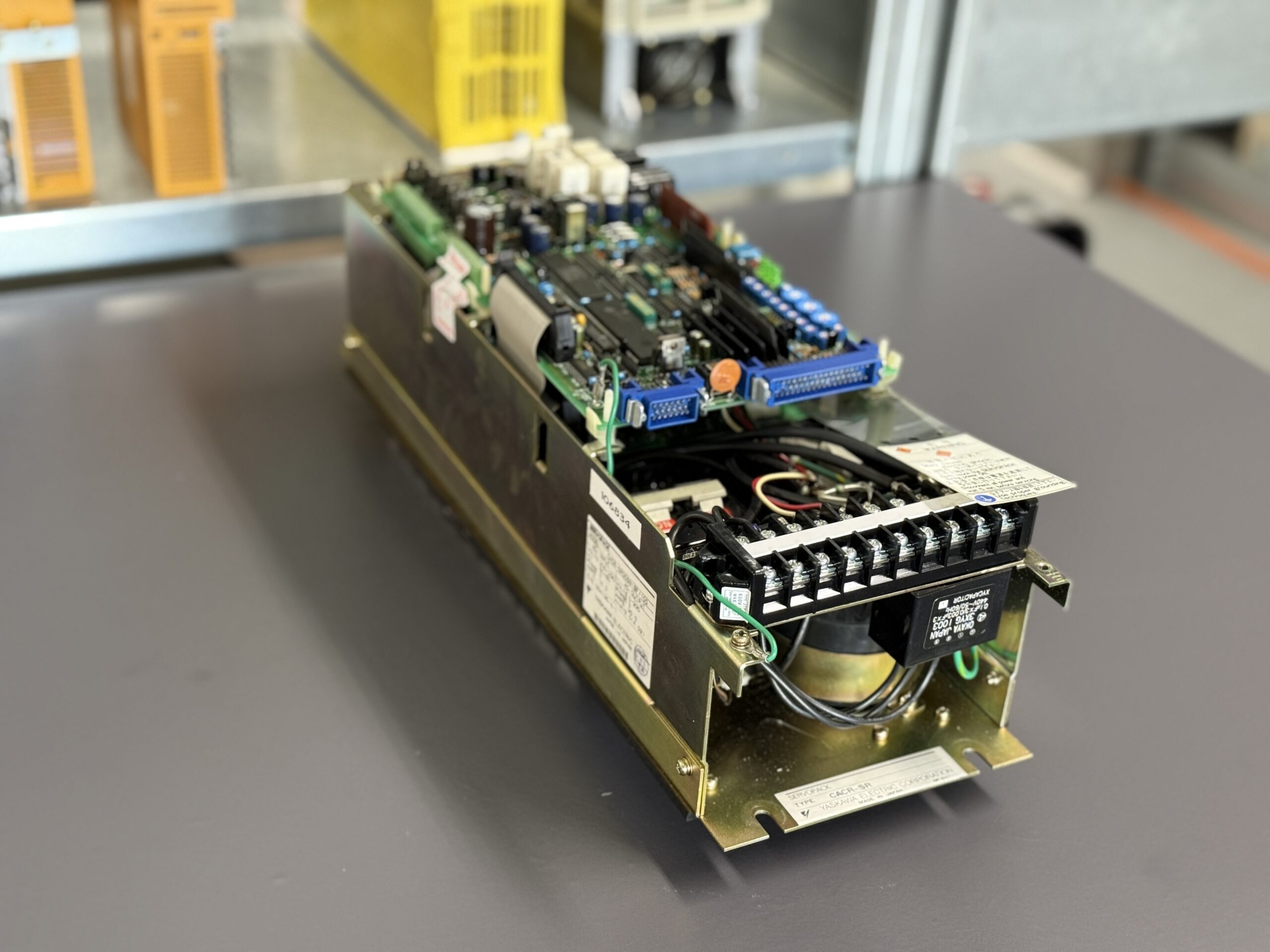 Yaskawa CACR-SR30SB1BFY100 Servopack Hauptansicht