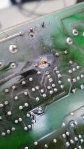 Yaskawa Juspeed-F CIMR-22AS Platine Lötstelle Brand