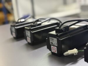 Yaskawa SGMAH-04AAA21 und SGMAH-04AAA21 Servo Motor Ansicht hinten