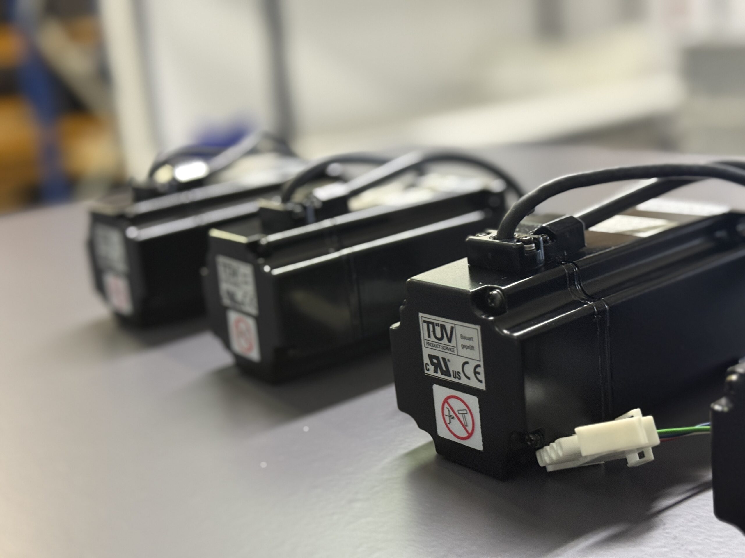 Yaskawa SGMAH-04AAA21 und SGMAH-04AAA21 Servo Motor Ansicht hinten