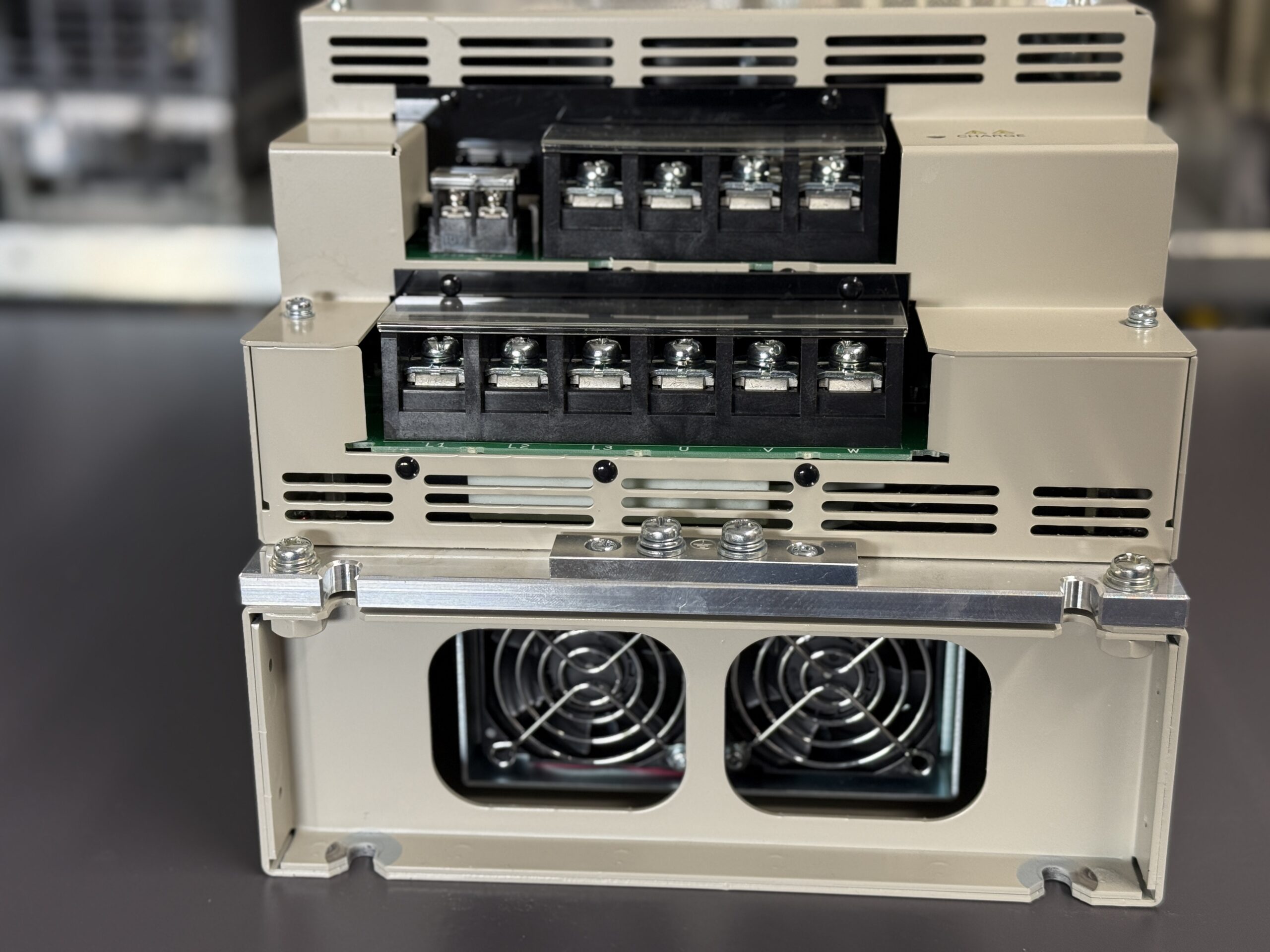 Yaskawa Servopack SGDV-260D11A Lüfter + Anschluss Ansicht