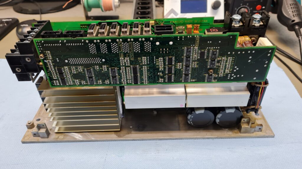 Fanuc A06b-6096-H301 AC Servo Amplifier während der Reparatur 1