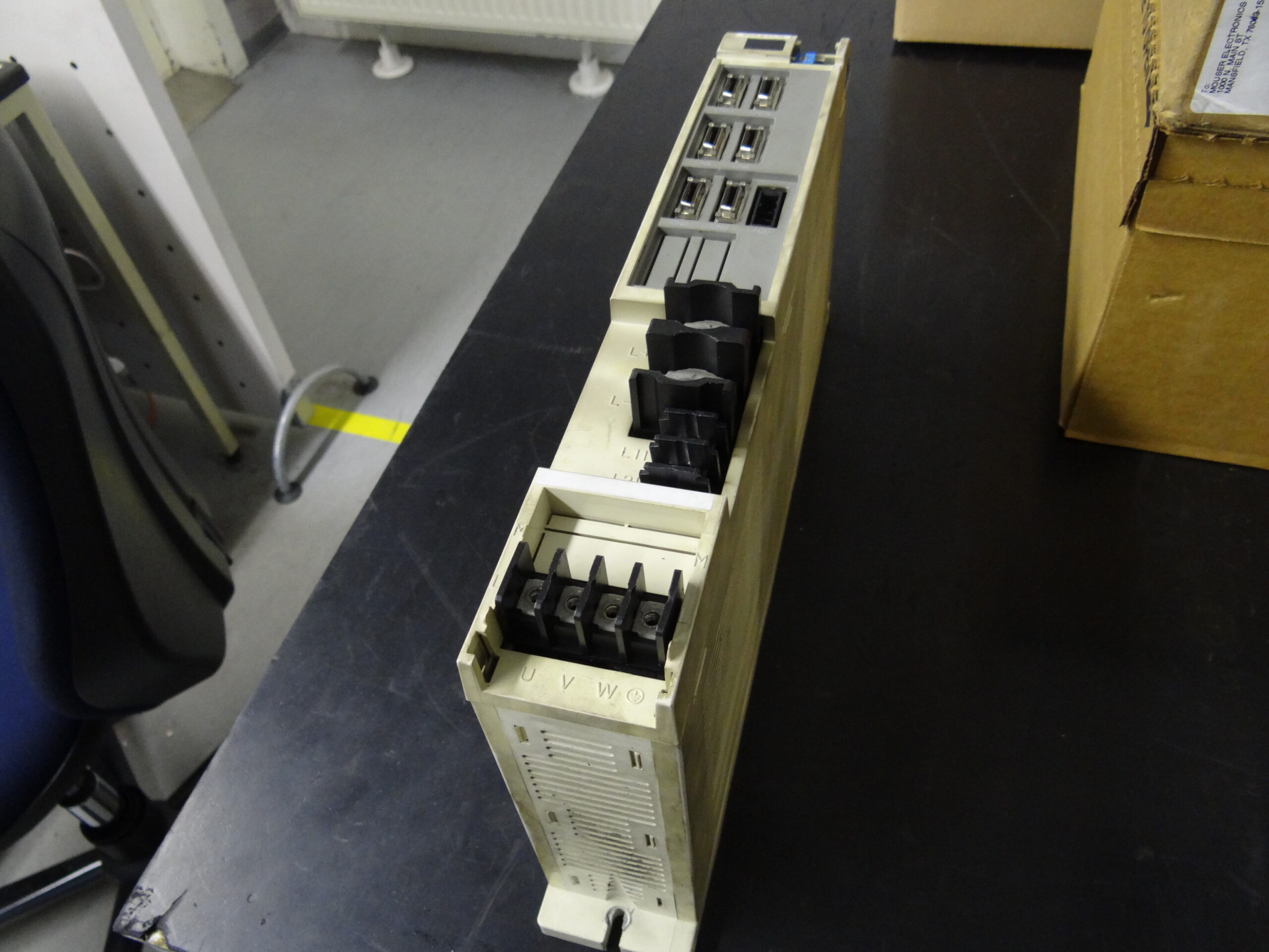 Mitsubishi Servo Drive Unit MDS-B-V1-10 vor der Reparatur 1