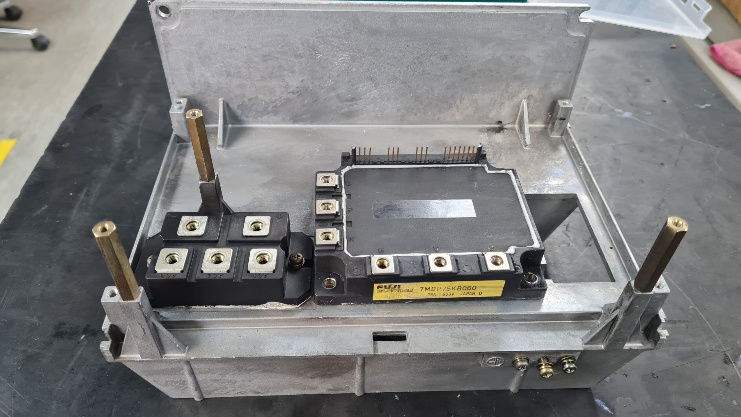 Mitsubishi Spindle Drive Unit MDS-B-SPJ2-55 Leistungsteile vor der Reparatur