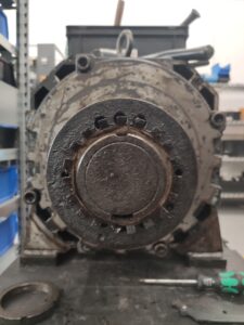 Okuma VAC-YMM45-37R-112 Spindel Motor vor der Reparatur 1