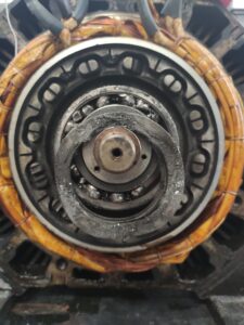 Okuma VAC-YMM45-37R-112 Spindel Motor vor der Reparatur Kugellager defekt