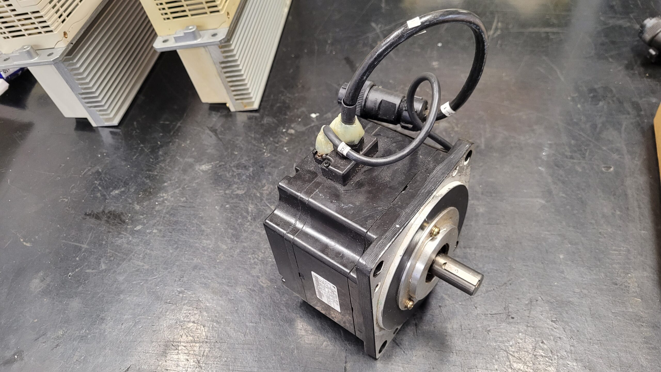 Yaskawa AC Servo Motor SGMPH-08A1A4S vor der Reparatur