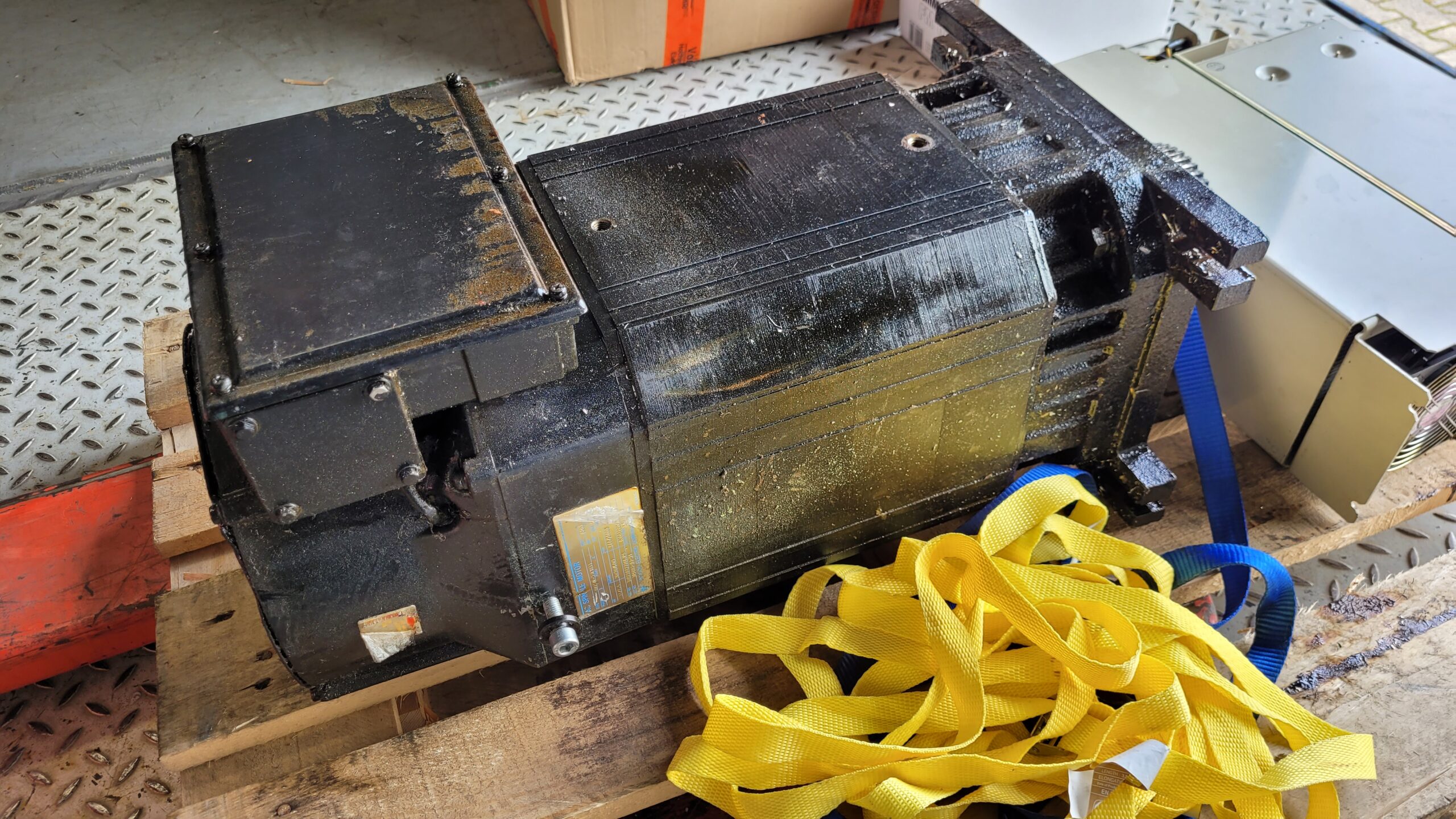 Yaskawa UAASKB-11LYA11 AC Spindle Motor Seite 3 vor der Reparatur