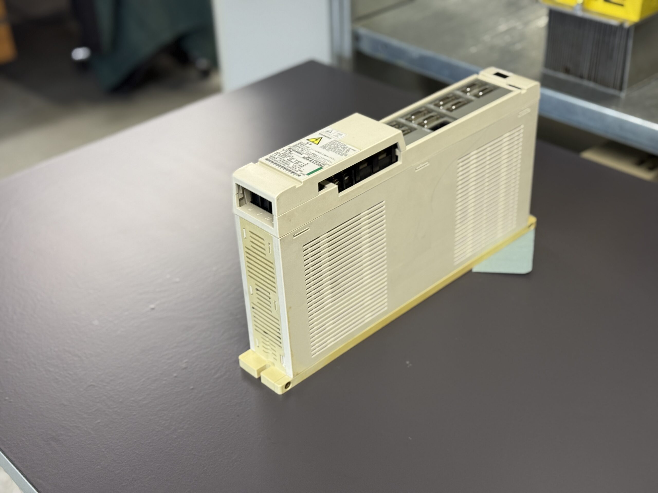 Mitsubishi MDS-B-V2-0303 Servo Drive Unit Seite 1