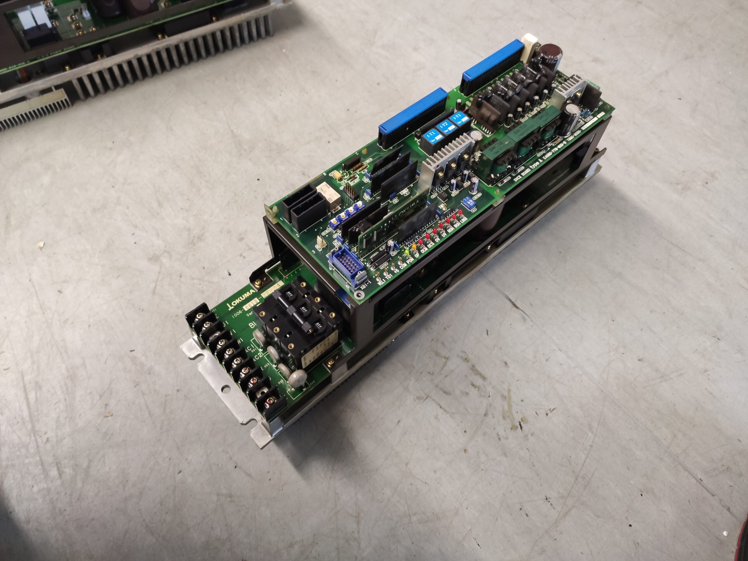 Okuma BLII-D75A Order 1006-0613 Servo Drive Unit Vor der Reparatur