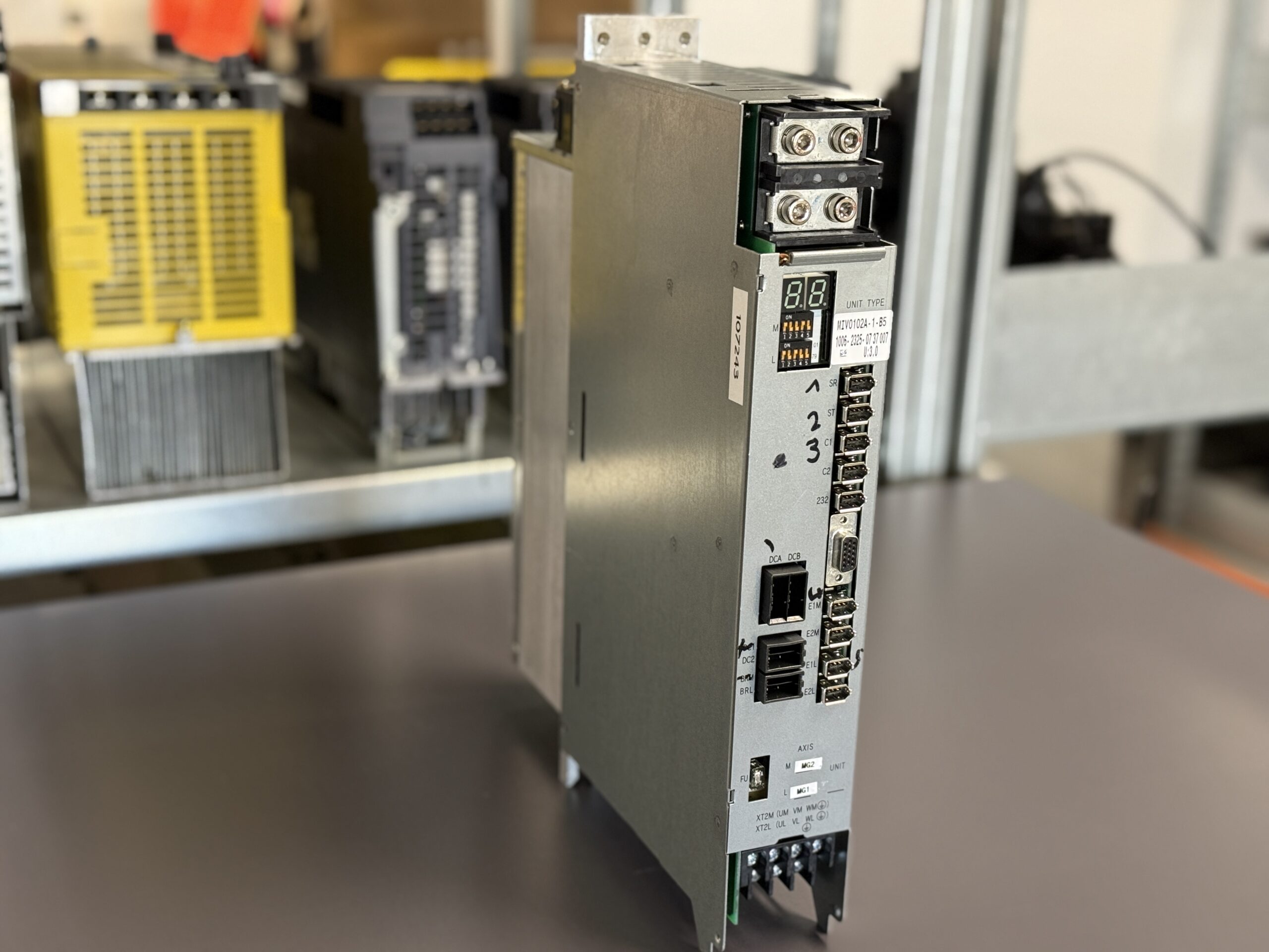 Okuma MIV0102A-1-B5 servo Drive Unit Hauptbild