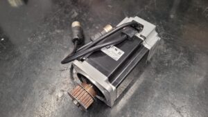 Omron R7M-A75030-S1-D AC Servo Motor vor der Reparatur 1