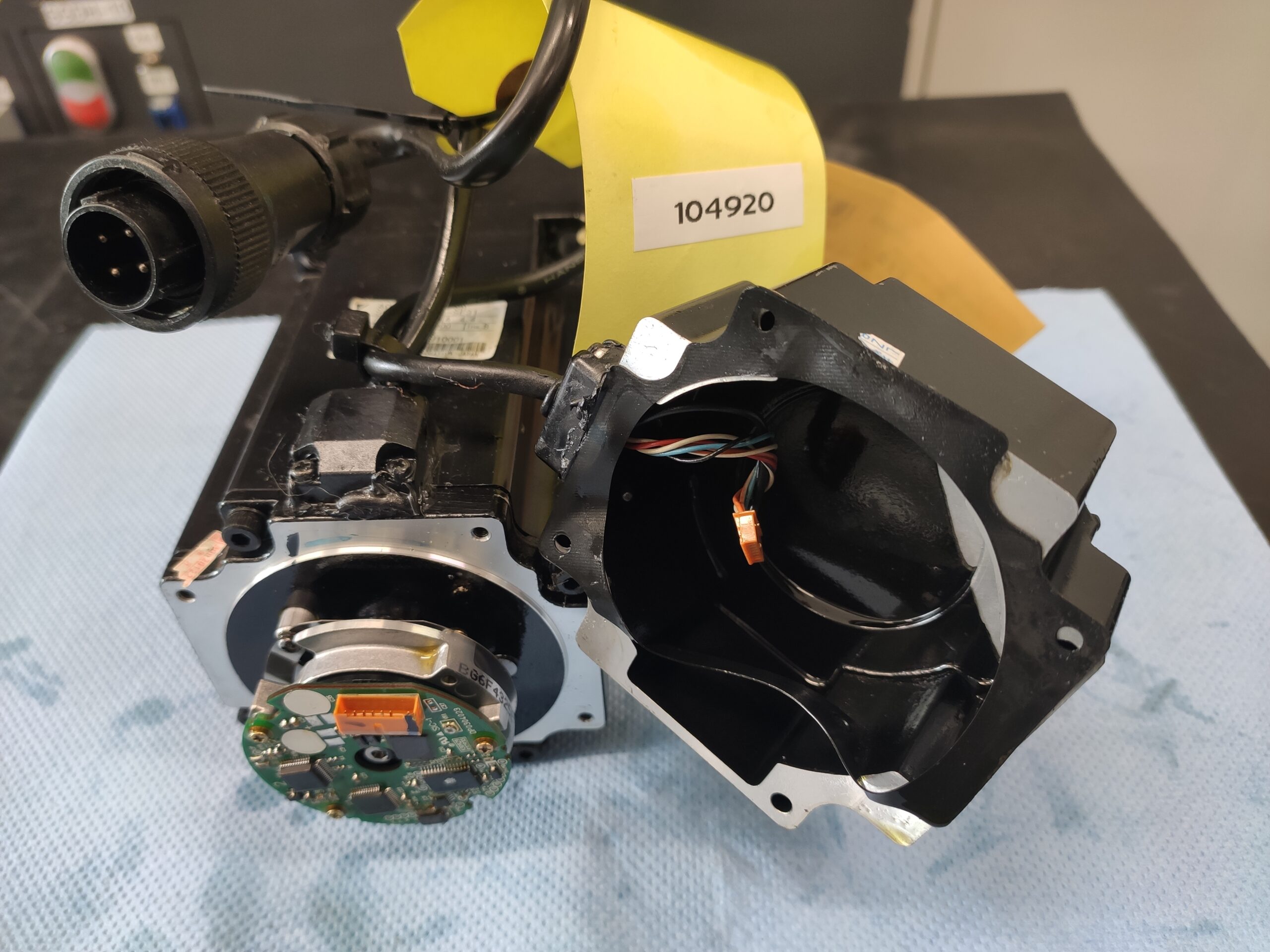 Yaskawa SGMAH-08A1A-SE31 AC Servo Motor Vor der Reparatur 1