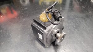 Yaskawa SGMPH-08A1A-SE31 Servo Motor vor der Reparatur 1
