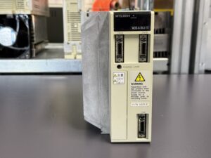 Mitsubishi MDS-A-SVJ-10 Servo Drive Unit Frontansicht