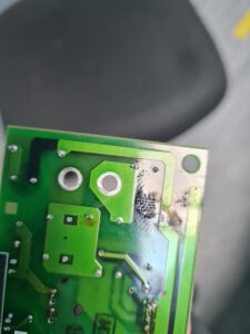 Mitsubishi MDS-A-SVJ-10 Servo Drive Unit Verbrannte Stelle auf der Platine 2