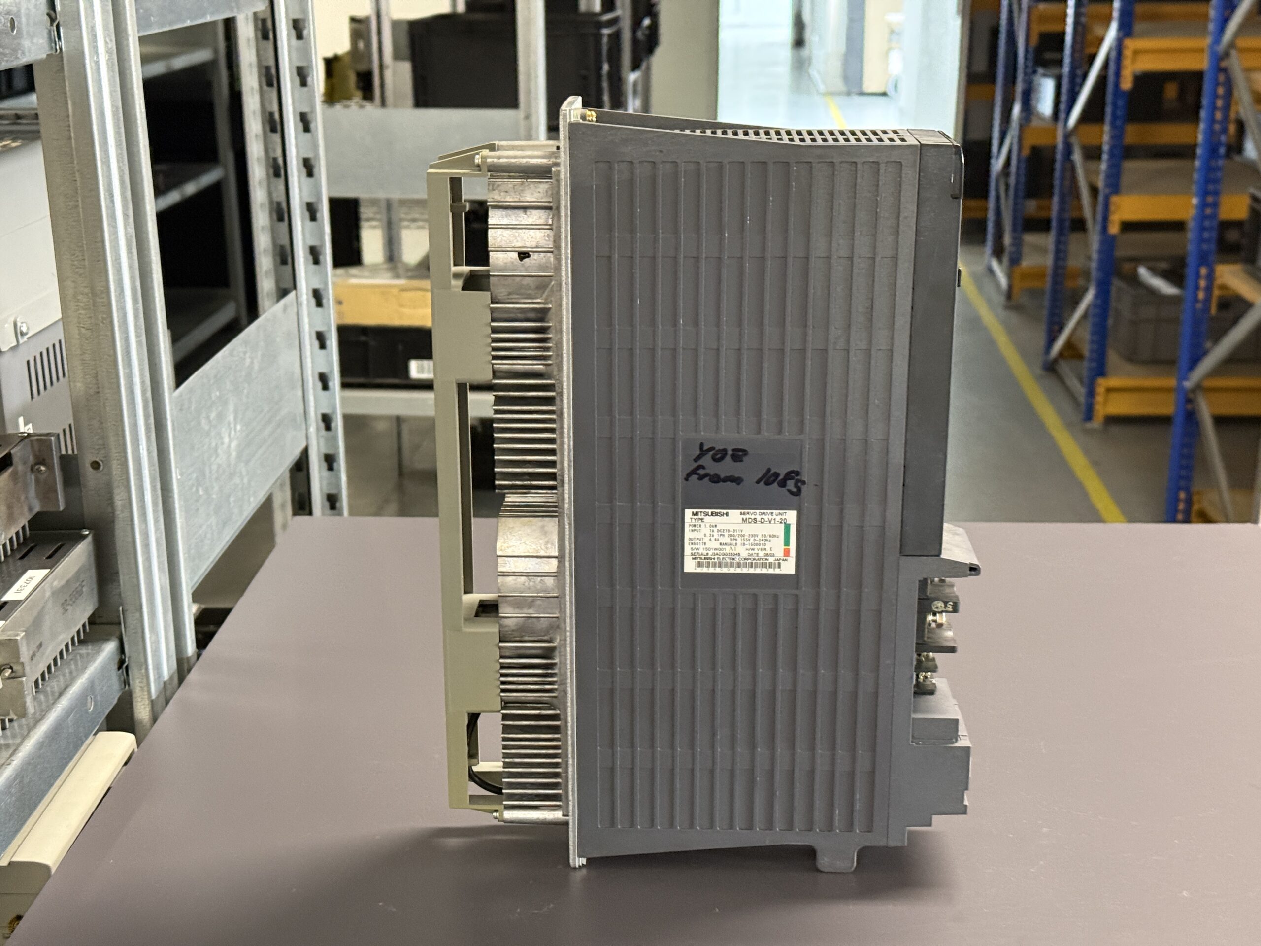 Mitsubishi MDS-D-V1-20 Servo Drive Unit Seite 1