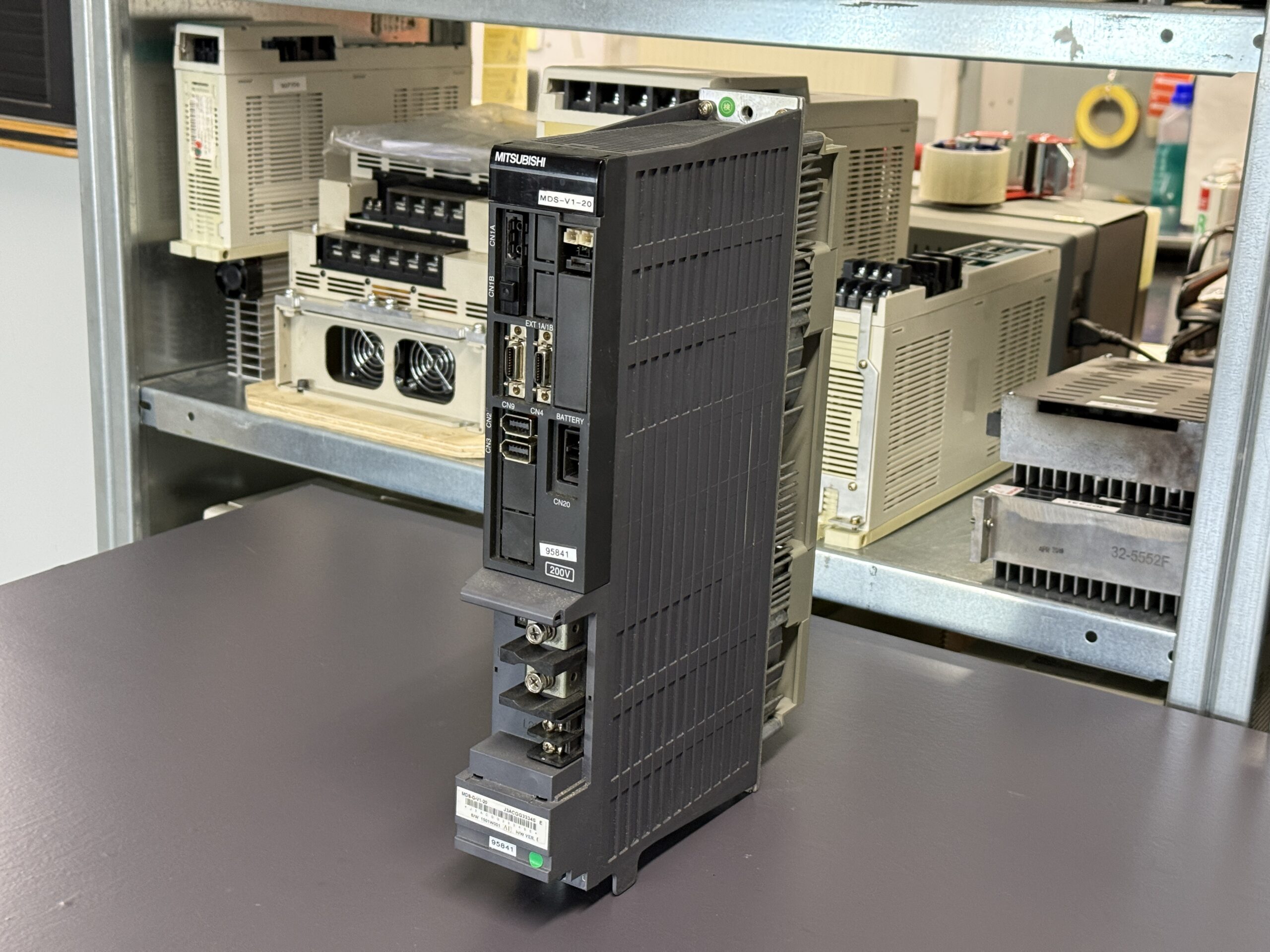 Mitsubishi MDS-D-V1-20 Servo Drive Unit Seite 2