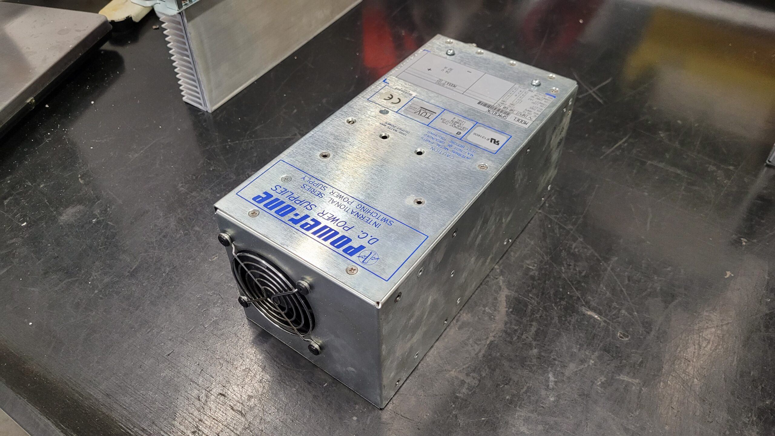 Power-One Power Supply SPM3D2K vor der Reparatur 1
