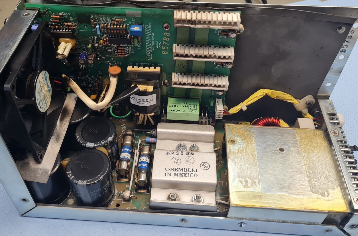 Power-One Power Supply SPM3D2K während der Reparatur 1