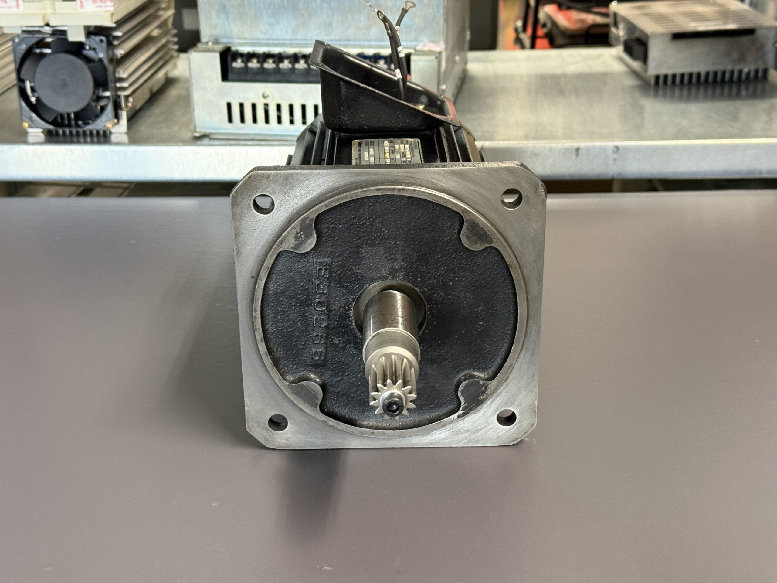 Yaskawa 3-Phase Induction Motor UAJPEE-08DK2KU Frontansicht